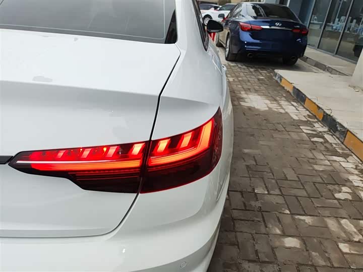 Фото 8 - Audi A4L