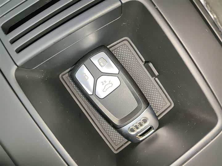 Фото 9 - Audi A4L