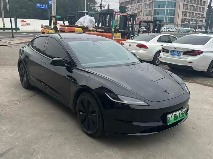 Фото 3 - Tesla Model 3