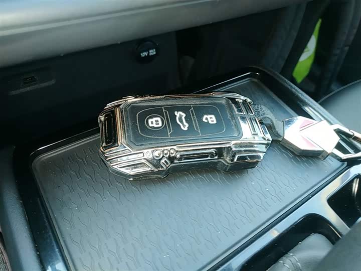 Фото 9 - Hongqi E-QM5