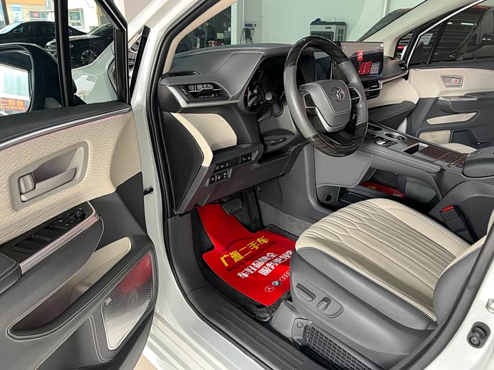 Фото 8 - Toyota Sienna