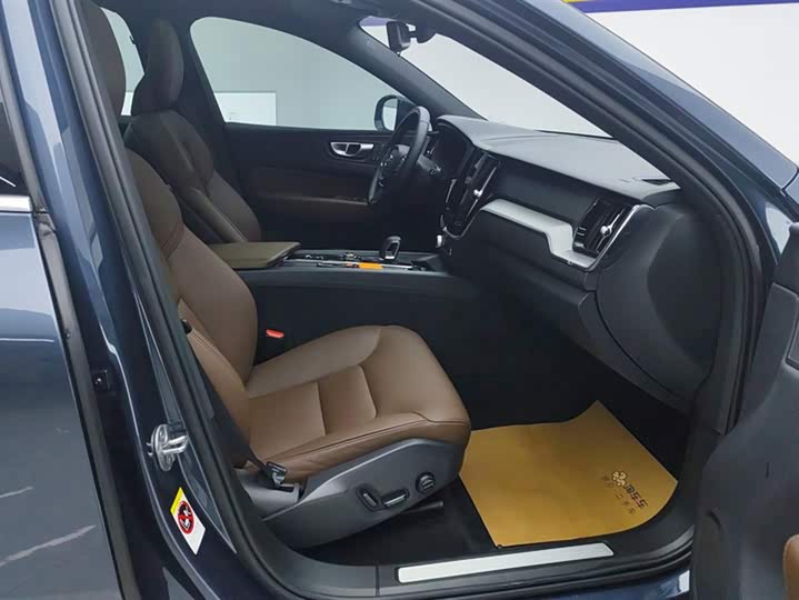 Фото 8 - Volvo XC60