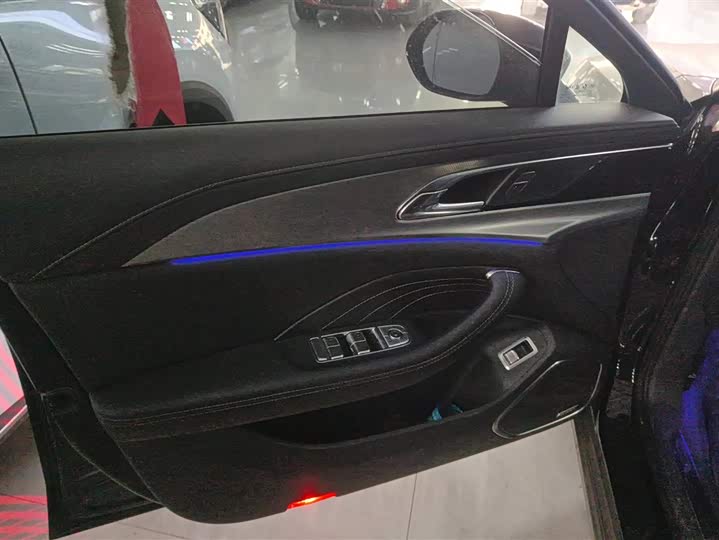 Фото 7 - Hongqi H5