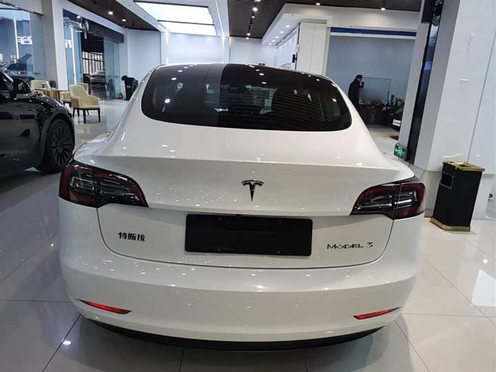 Фото 6 - Tesla Model 3
