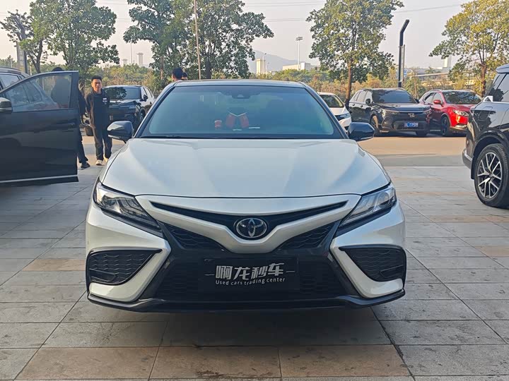 Фото 2 - Toyota Camry