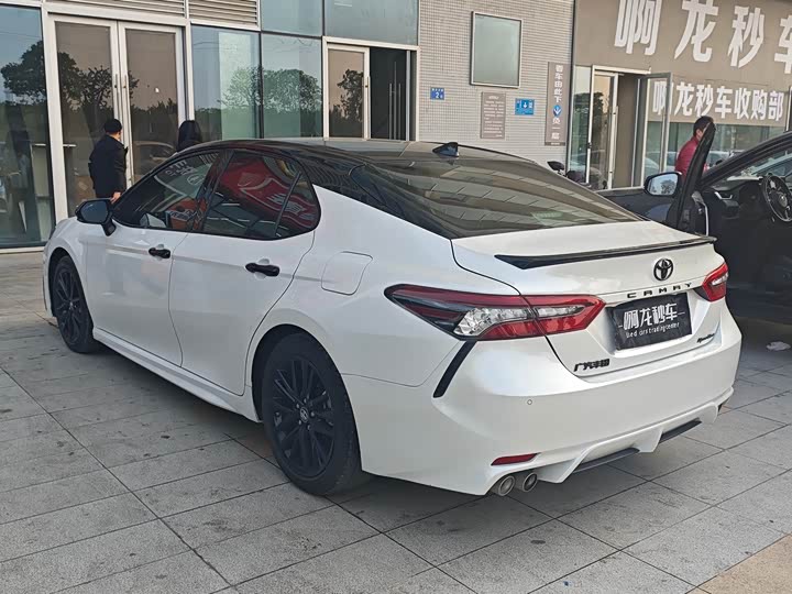 Фото 4 - Toyota Camry