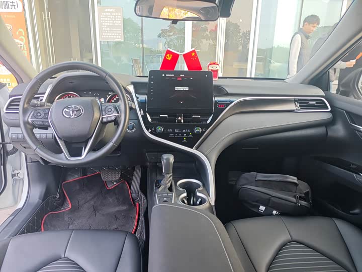 Фото 7 - Toyota Camry