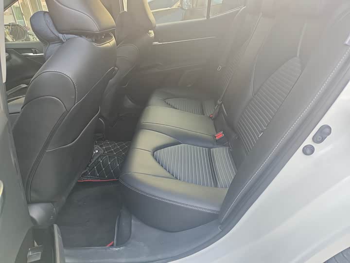 Фото 8 - Toyota Camry