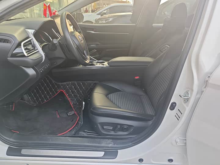 Фото 9 - Toyota Camry