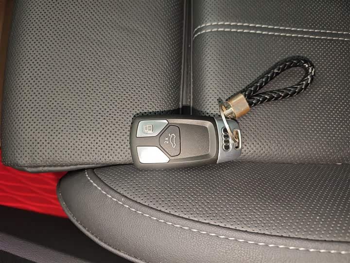 Фото 9 - Audi A4L