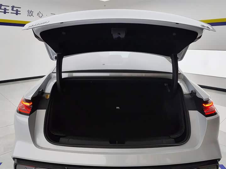 Фото 4 - Geely Galaxy E8