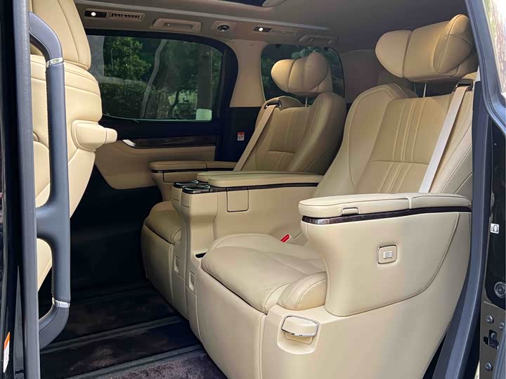 Фото 9 - Toyota Alphard