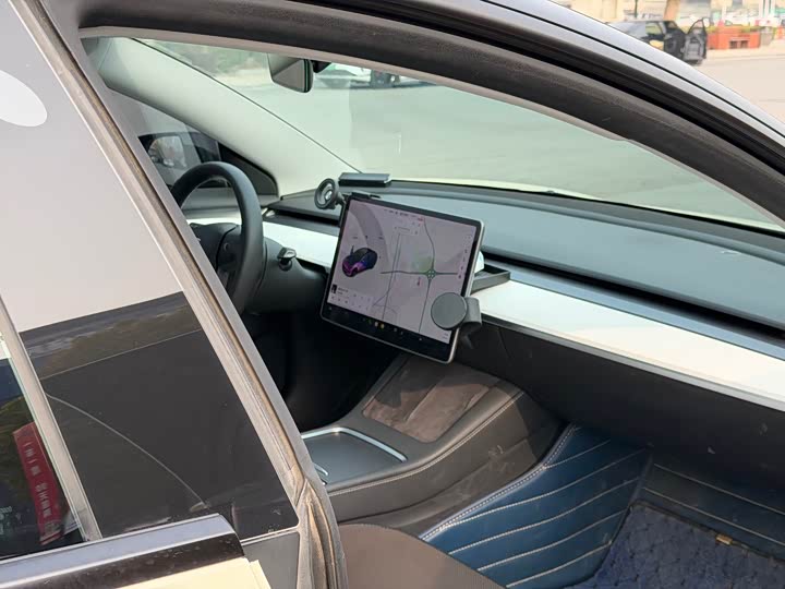 Фото 4 - Tesla Model 3