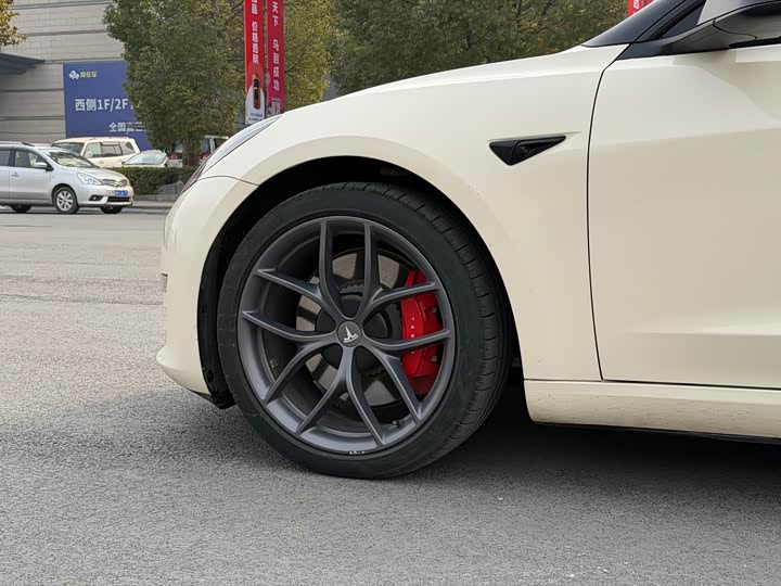 Фото 6 - Tesla Model 3