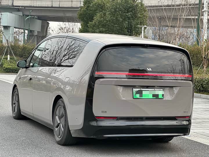 Фото 4 - LiXiang Mega