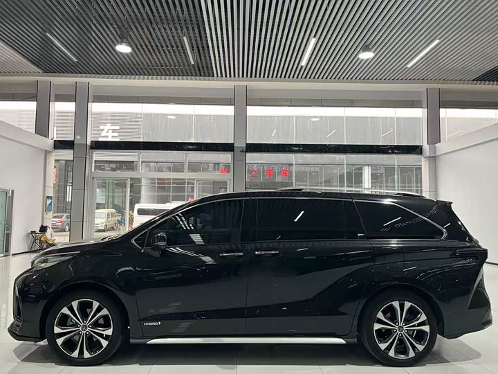 Фото 3 - Toyota Granvia