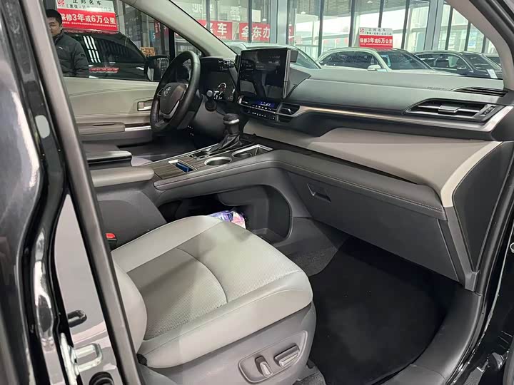 Фото 7 - Toyota Granvia