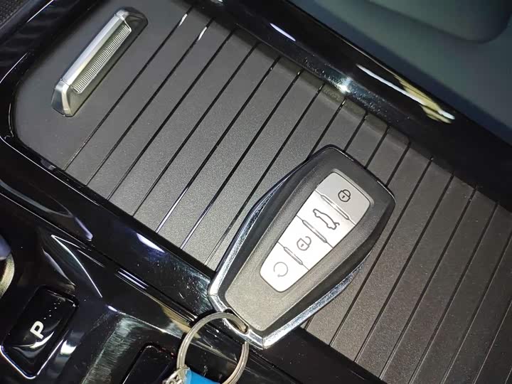 Фото 9 - Geely Atlas