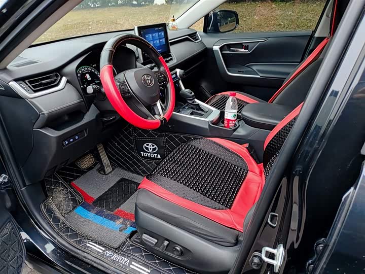 Фото 7 - Toyota RAV4