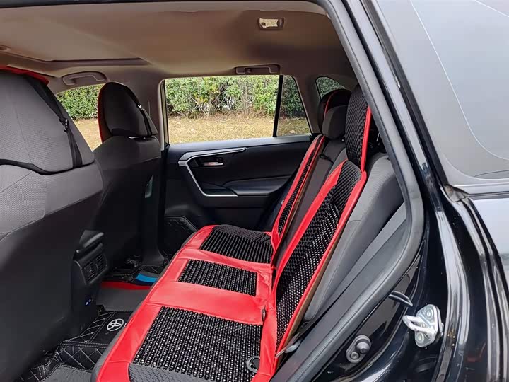 Фото 8 - Toyota RAV4