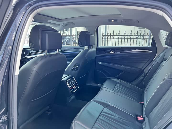 Фото 8 - Volkswagen Passat