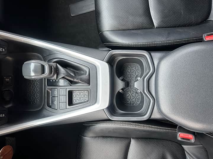 Фото 8 - Toyota RAV4