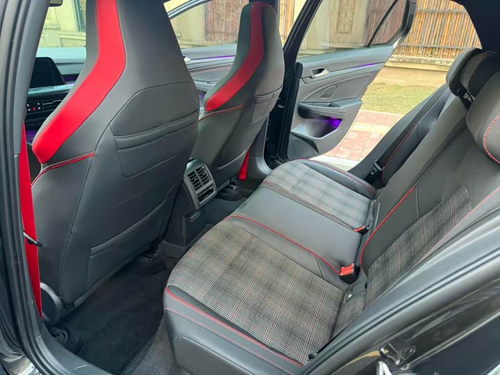 Фото 6 - Volkswagen Golf GTI