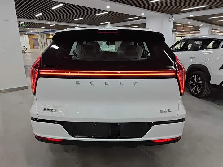 Фото 6 - Geely Atlas L