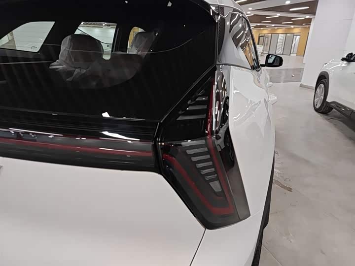 Фото 8 - Geely Atlas L