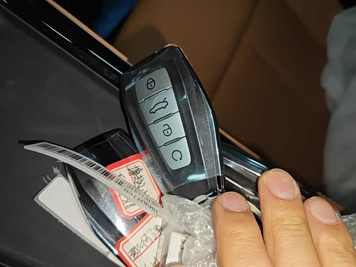 Фото 9 - Geely Atlas L