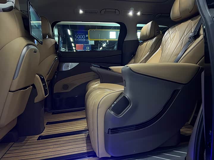 Фото 5 - Denza D9