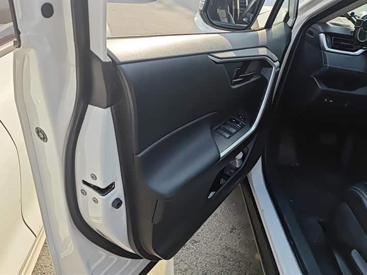 Фото 7 - Toyota RAV4