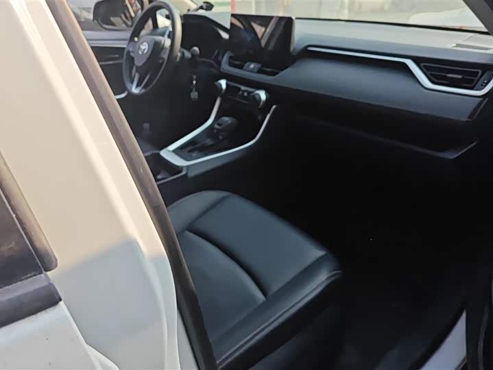 Фото 8 - Toyota RAV4