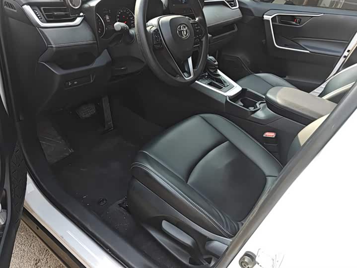 Фото 9 - Toyota RAV4