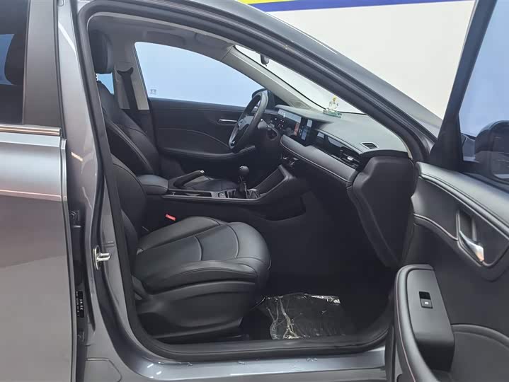 Фото 8 - Roewe i5