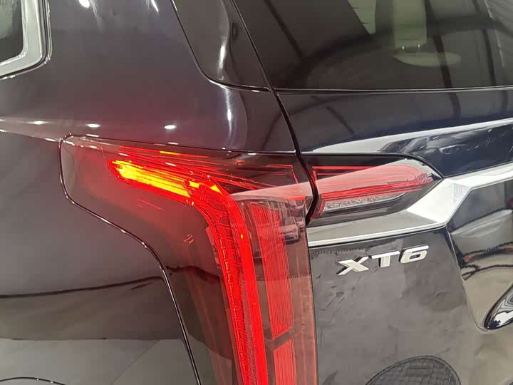 Фото 9 - Cadillac XT6
