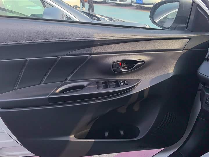 Фото 7 - Toyota Yaris L Hatchback