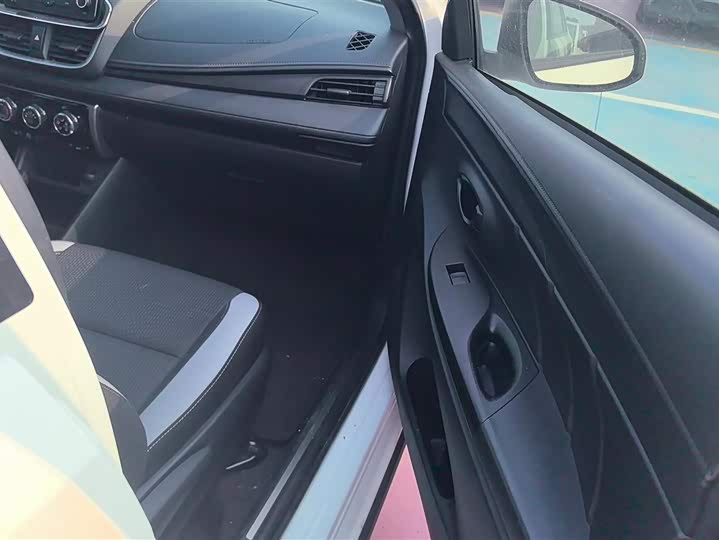 Фото 8 - Toyota Yaris L Hatchback