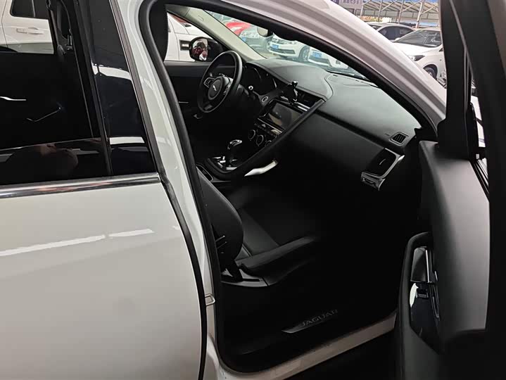 Фото 8 - Jaguar E-Pace