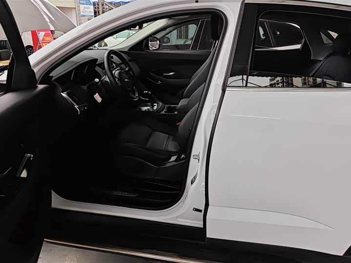 Фото 9 - Jaguar E-Pace