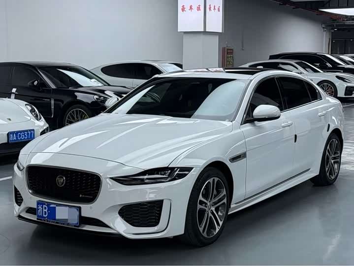 Фото 1 - Jaguar XE L