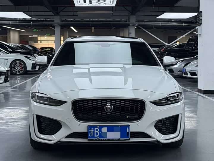 Фото 2 - Jaguar XE L
