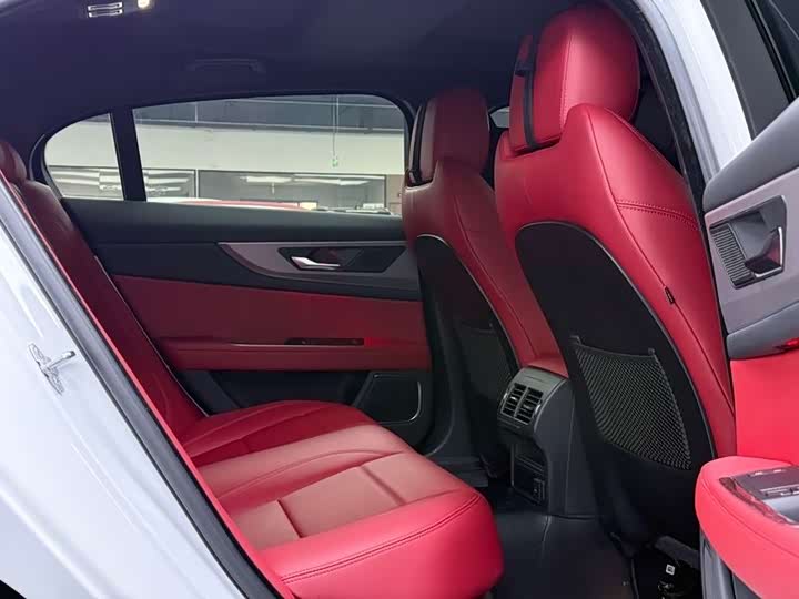 Фото 4 - Jaguar XE L