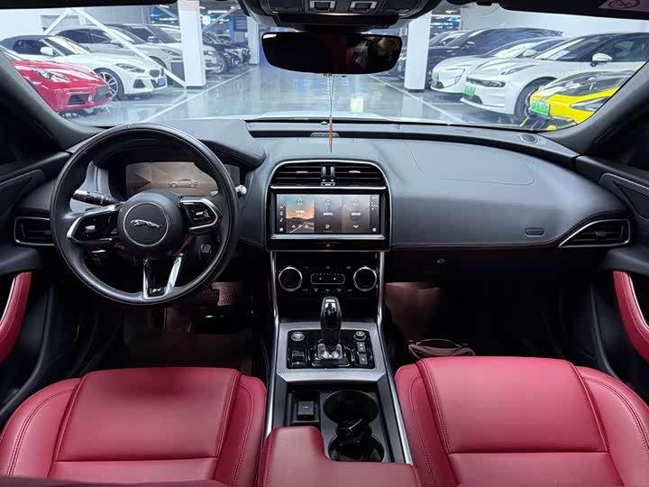 Фото 6 - Jaguar XE L