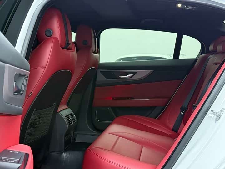 Фото 8 - Jaguar XE L