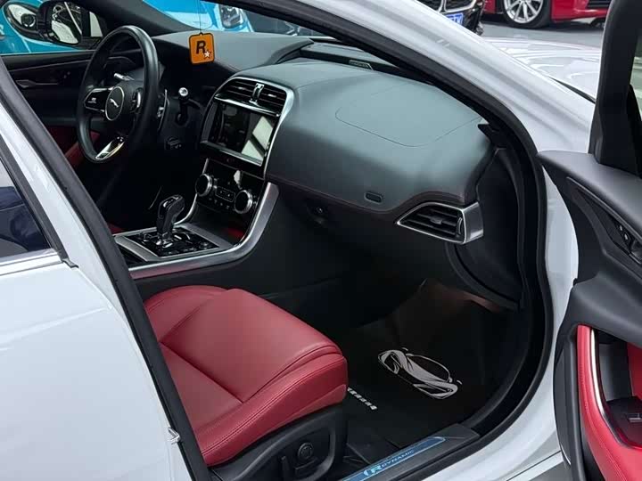 Фото 9 - Jaguar XE L