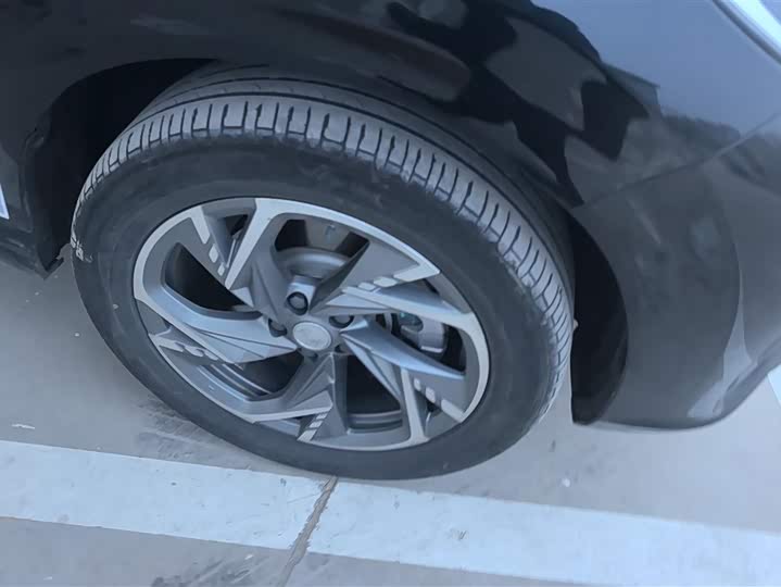 Фото 6 - Hongqi HS3 Hybrid