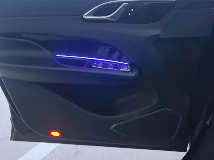 Фото 7 - Hongqi HS3 Hybrid