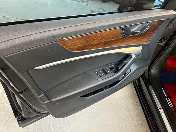 Фото 5 - Audi A6L