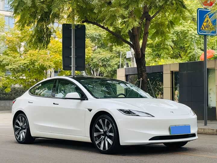 Фото 3 - Tesla Model 3